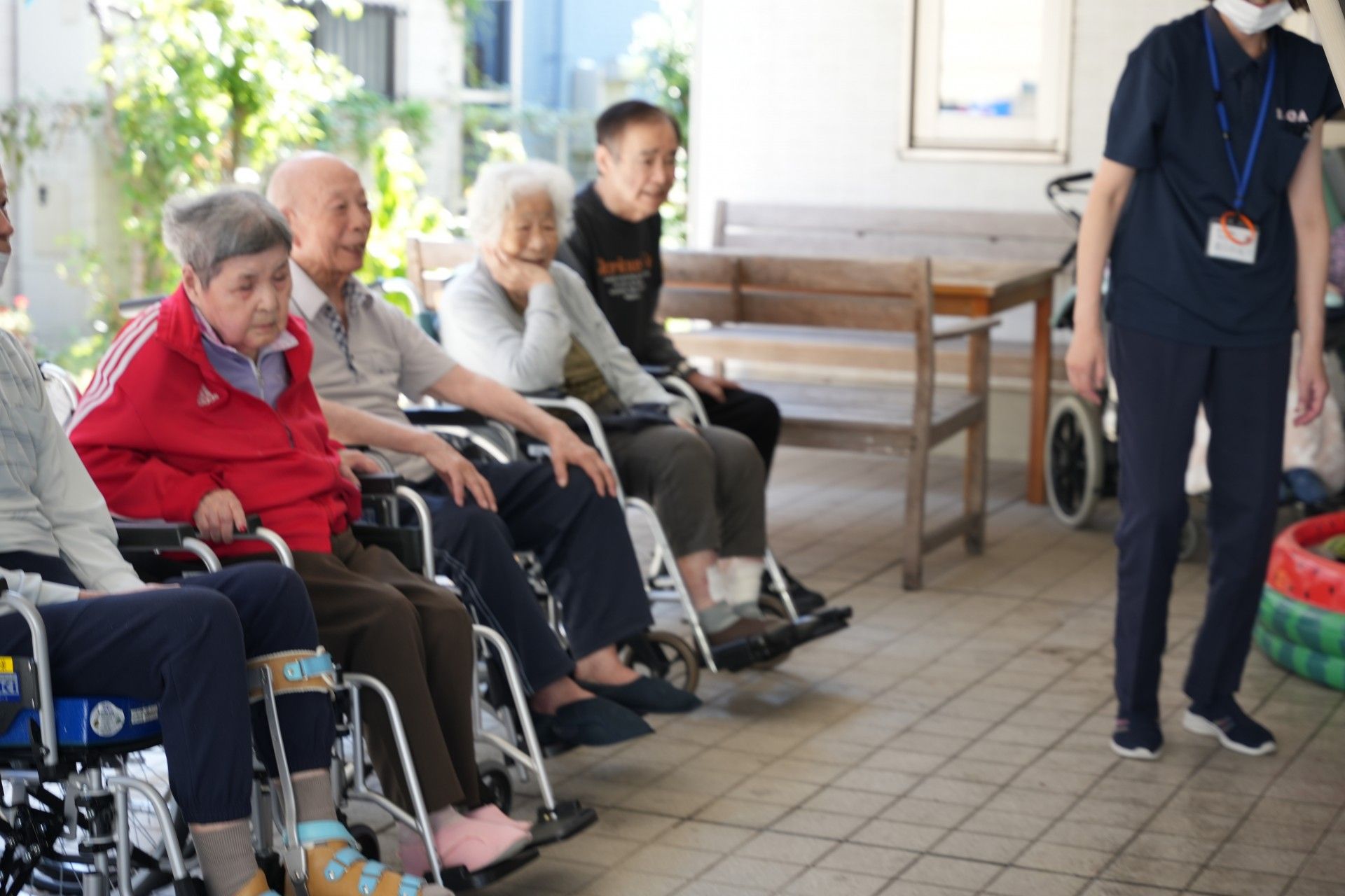 車椅子の方々が並ぶ場所