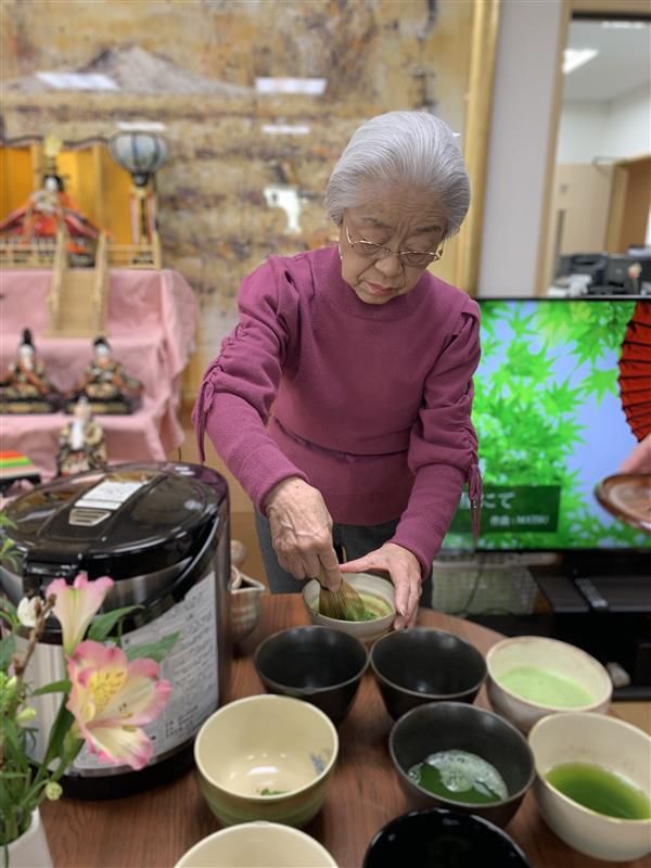 お茶を点てる女性の様子