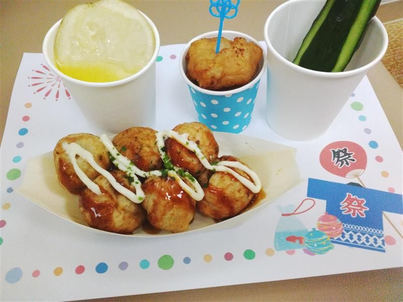 お祭り気分のお食事風景