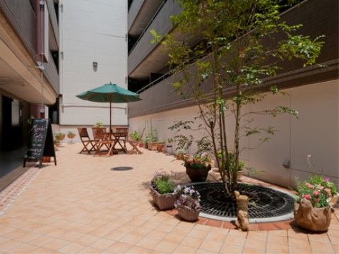 ドレミハウス世田谷の中庭。お散歩の休憩や、入居者様同士でのご歓談など、多目的にお使いいただけるフリースペースです。
