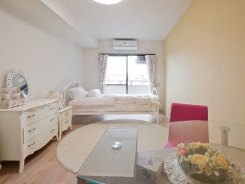 ドレミハウス世田谷の居室。ご自宅より生活用品・家具を持ち込んでの居室環境をお作りいただけます。