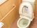 トイレにはバリアフリーの手すりがついている。床と壁はブラウン系の色で、落ち着いた空間となっている。清潔な空間でである。