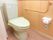施設内のトイレにはバリアフリーが確保されている。壁に手すりが設けられている。緊急用の呼び出しボタンも設置されている。