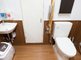 手すり付きの清潔なトイレ空間