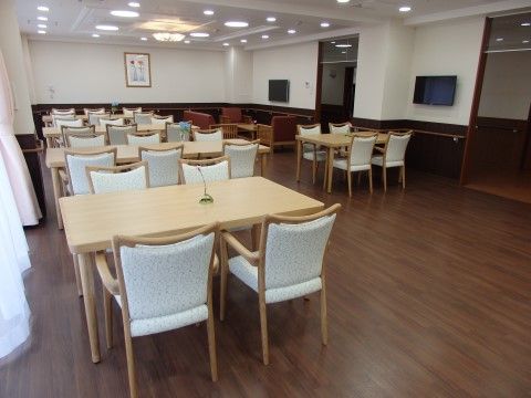 オリーブ柏原の食堂。毎日多くの入居者様で大いに賑わいながらの楽しいお食事風景となっております。
