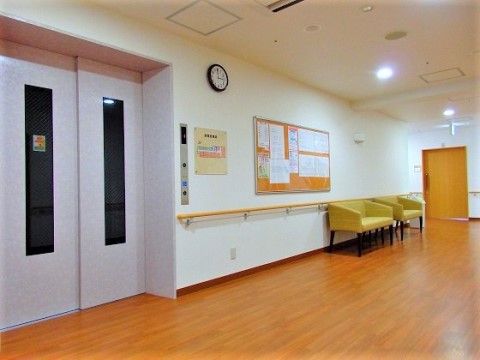 オリーブ柏原のエレベーターホール。緊急時にストレッチャーごと入る事ができる大きなエレベーターを完備しております。
