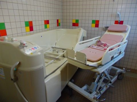 オリーブ柏原の特別浴室。充実した浴室環境を整えておりますので、ご負担の少ないご入浴をしていただけます。