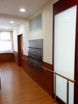 オリーブ柏原の集合ポスト。郵便の受け渡しなどを、施設を介さずに直接受け渡しができるシステムを採用しております。