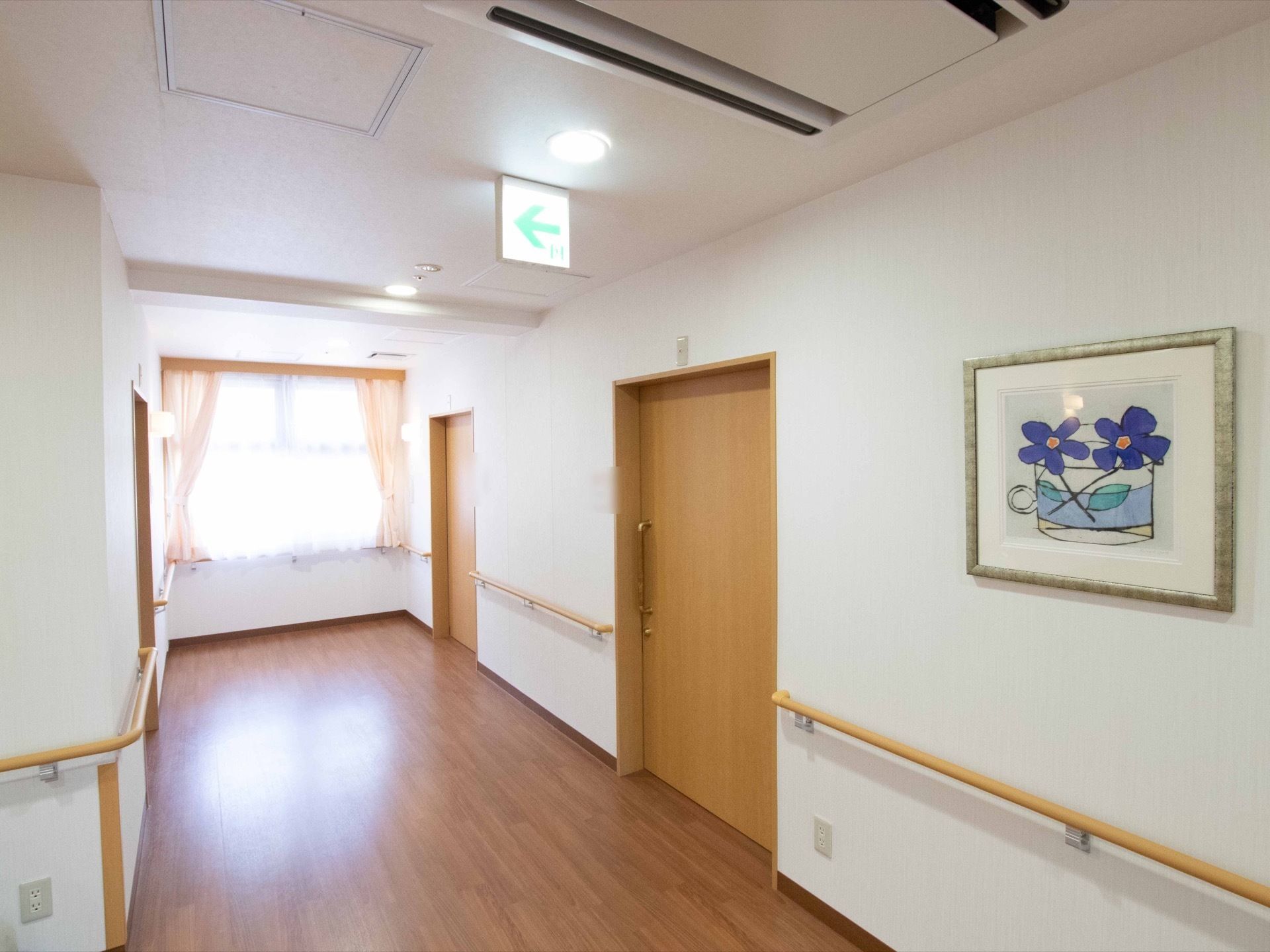居室前の廊下は白い壁を採用し、明るい雰囲気になっている。壁には絵画が飾られている。廊下幅は広く設けている。