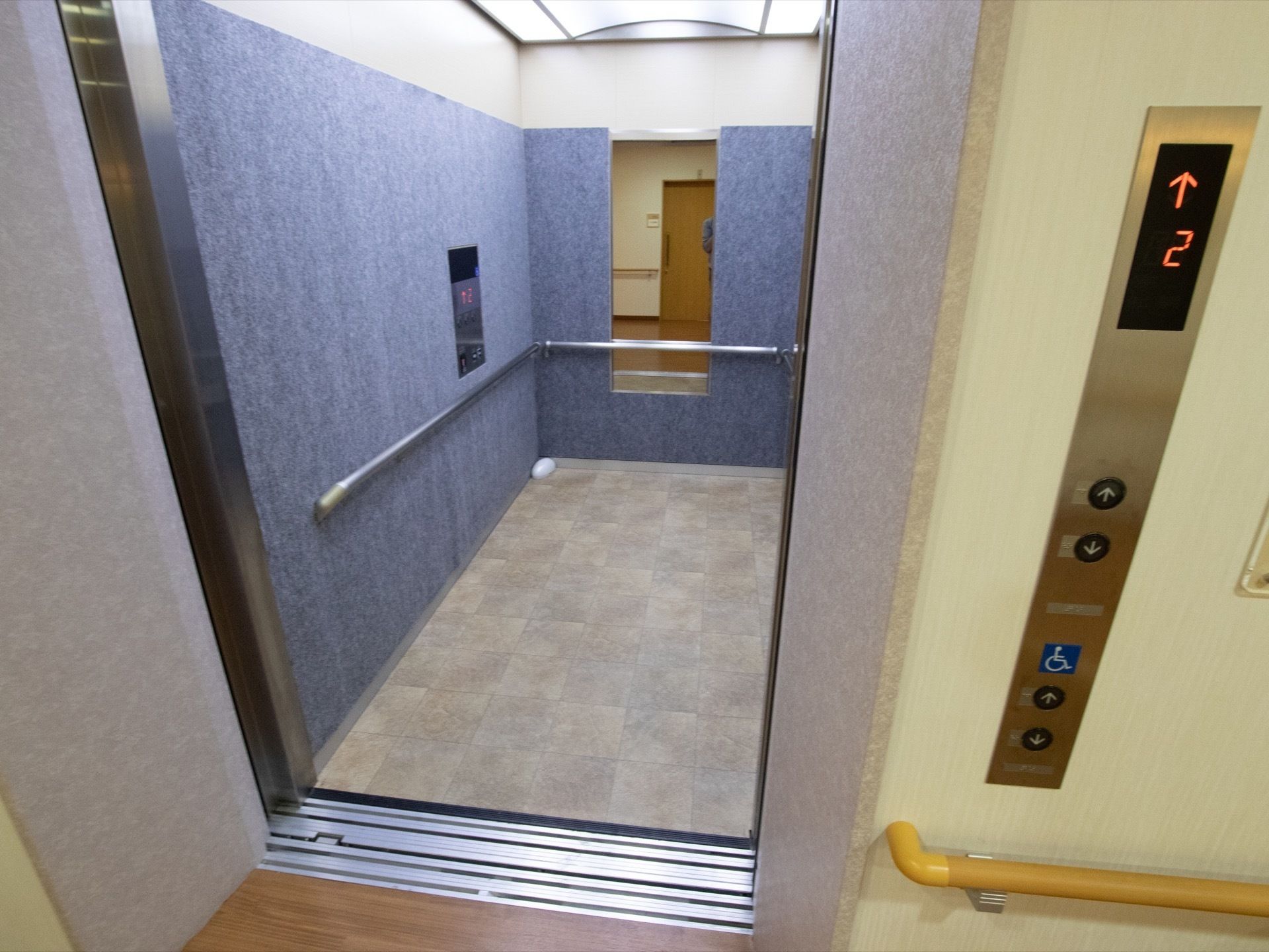 館内に設置されているエレベーター。内部は広いスペ―スを設けており、壁には手すりと鏡が取り付けられている。