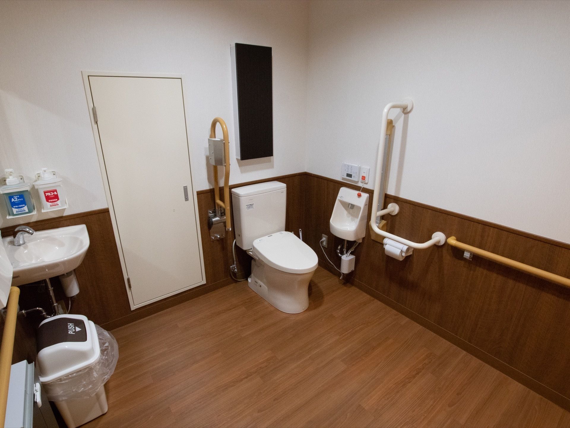 トイレはとても広いスペースを設けており、コーナーには洗面台が設置されている。壁には手すりが設置されている。