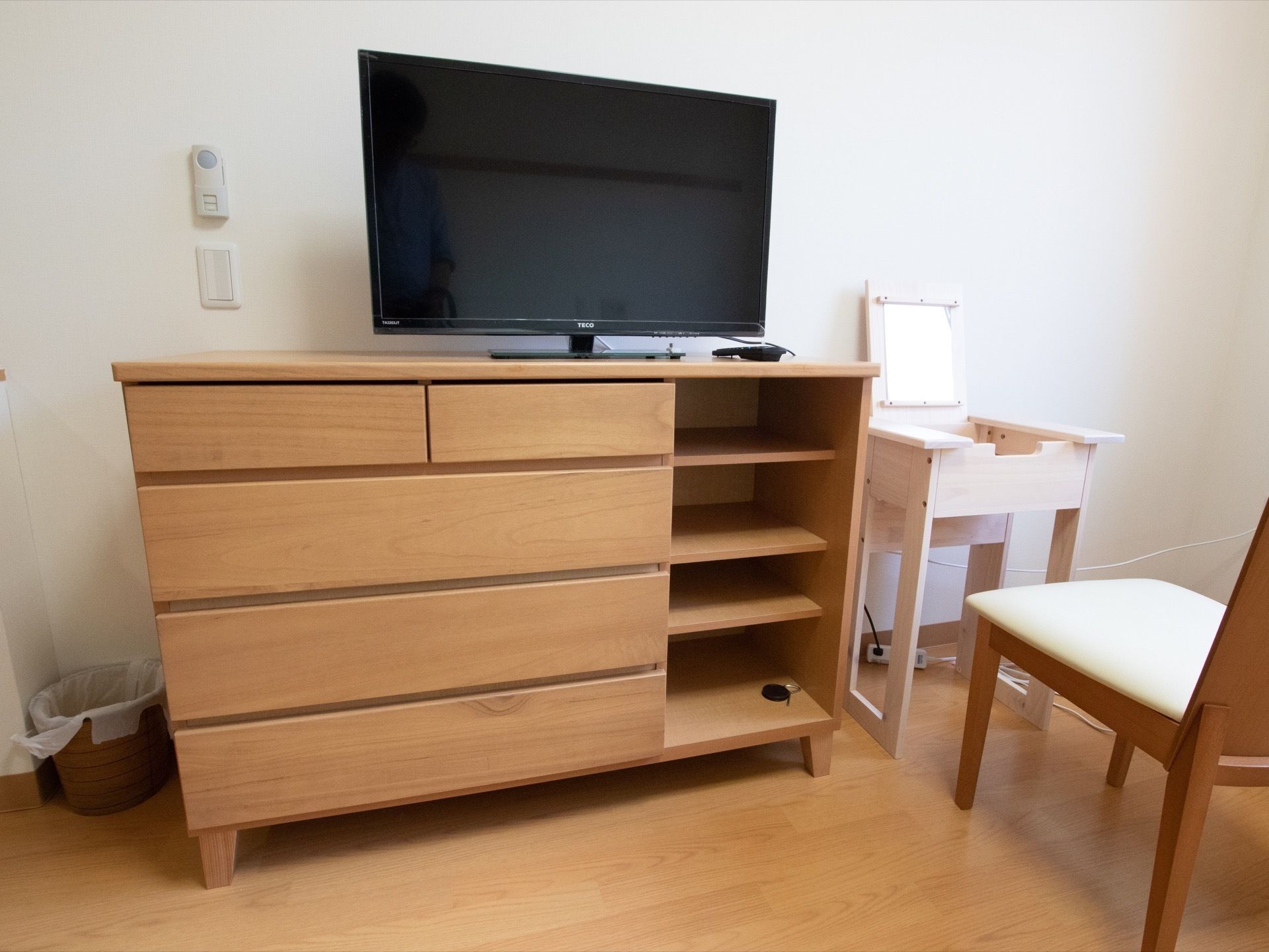 居室は家具の持ち込みが自由となっている。テレビや収納ラックを配置して、暮らしやすい部屋造りができる。