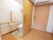 居室にトイレが完備されている。引き戸なので大きく開けられ、出入りがスムーズに行える。手すり、緊急ボタンの安心設計である。