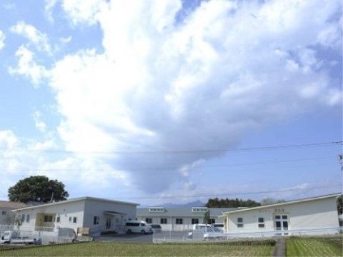 屋根が斜めになっており、同じ形状をした白い建物が二つ並んでいる風景