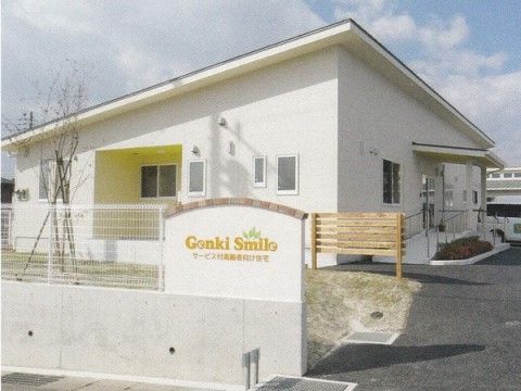 「ゲンキスマイル前橋富士見」の外観。出入り口は平らに整えられ、入居者様の出入りに気を配っている。