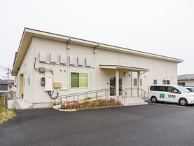 施設の前には広い駐車場を備えている。玄関前のスペースには屋根があり、雨の日も濡れずに施設内に出入りできる。
