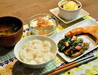 焼き鮭や、ほうれん草とベーコン炒め、冷やっことごはんと味噌汁のセット