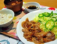 生姜焼きとキャベツとピーマンのサラダ、ご飯と味噌汁