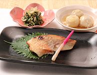 葉生姜を添えた焼き魚と里芋の煮物とおひたし