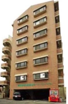 「高齢者専用賃貸住宅 そよの里」の外観。あたたかみのある色合いの建物。