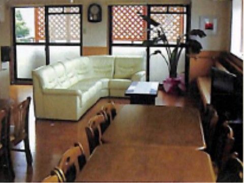「高齢者専用賃貸住宅 そよの里」のリビング。ソファーでゆっくりとくつろげる空間。