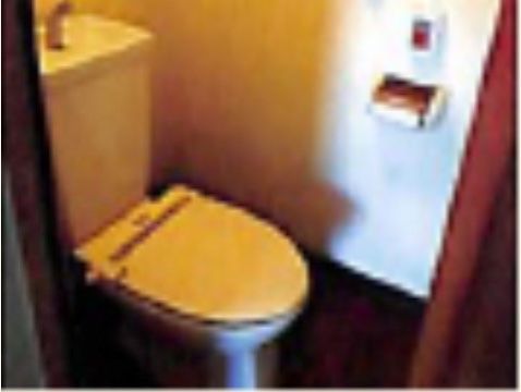 「高齢者専用賃貸住宅 そよの里」のトイレ。ナースコールが設置されている。