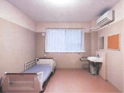 「ライフガーデンそよの里 多肥上町」の居室。体の自由が利かない方に、電動リクライング機能のベッドを設置している。