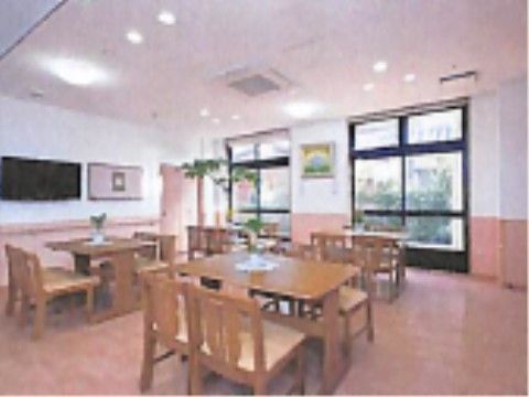 「ライフガーデンそよの里 多肥上町」の食堂。4面の窓ガラスを設置しており、日当たりの食堂で、できたてのお食事をいただく。