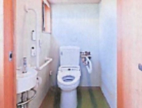 「ライフガーデンそよの里 多肥上町」のトイレ。下半身への負荷を低減させる為、両手で掴みやすい介助手すりを左右に設置している。