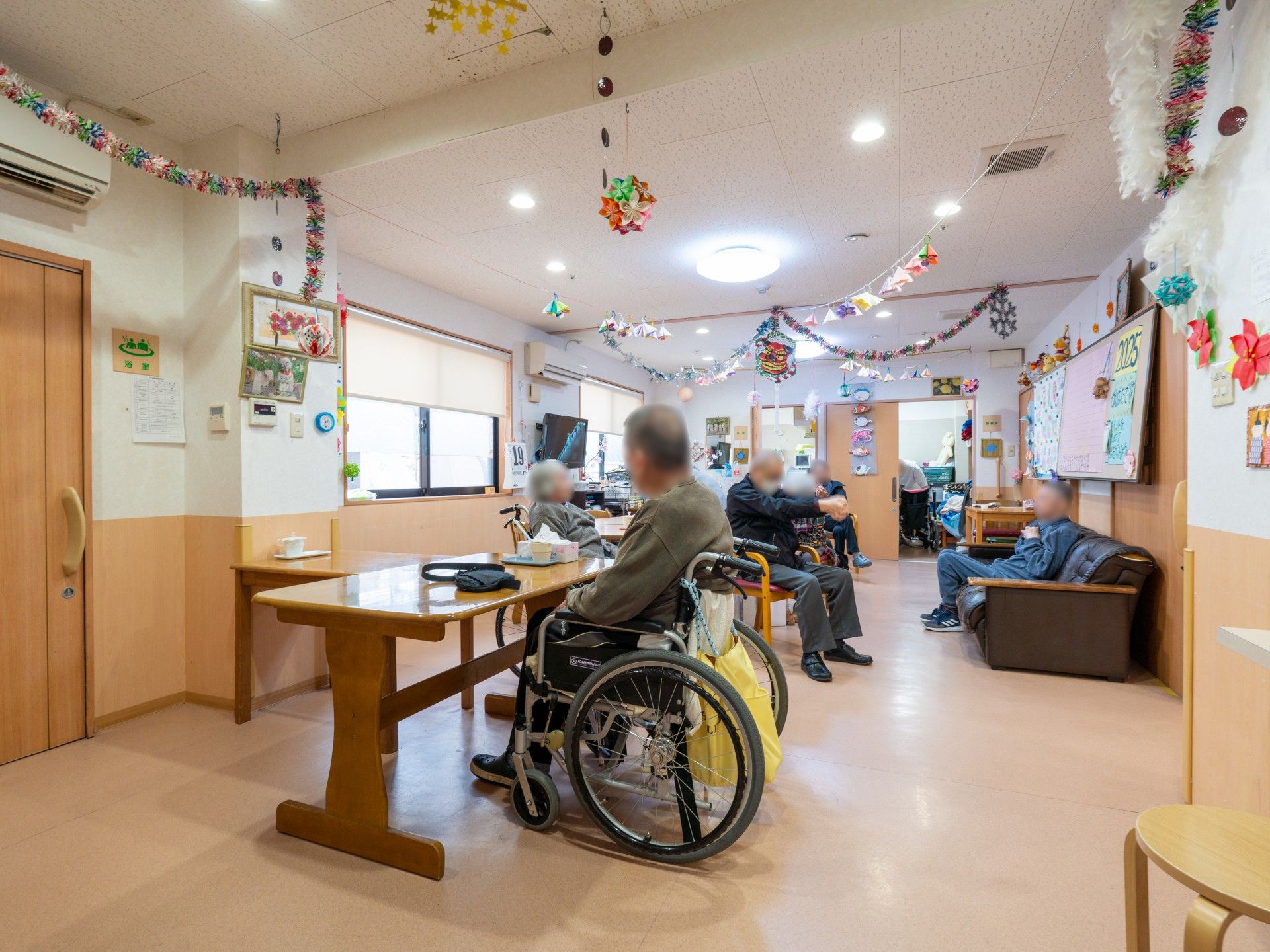 飾り付けが施された室内