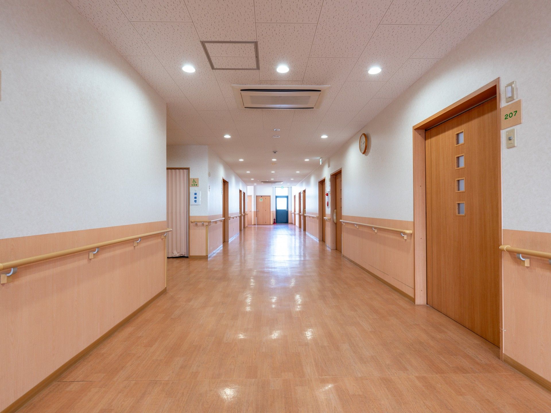 手すり付きの長い廊下