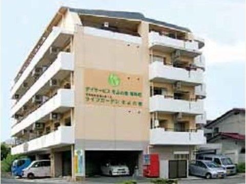 ライフガーデンそよの里 福岡町の外観。大きな駐車場を完備しているので、ご来訪の際はお車でのお越しが可能です。