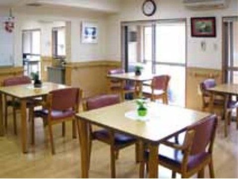 ライフガーデンそよの里 福岡町のダイニング。毎日多くの入居者様で大いに賑わう、楽しいお食事風景となっております。