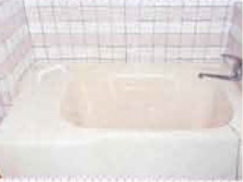 ライフガーデンそよの里 福岡町の浴室。転倒防止の手すりや専用床材を使用し、お一人でも安心なナースコールを備えつけております。
