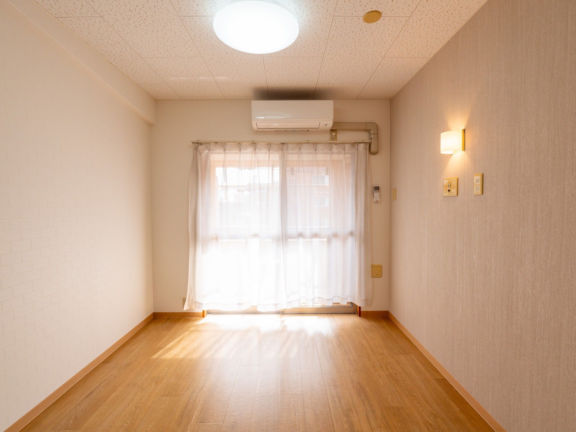 日差しが差し込む部屋