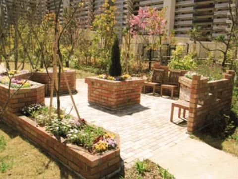 レンガ製の花壇には、四季折々の植物を植えている。植物を愛でながら、ベンチに座って日光浴や趣味を楽しむことができる。