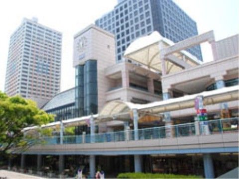本施設近くにはJRの駅がある。駅の中には、様々なお店が並ぶのでショッピングもできる。各階へはエレベータで移動ができる。