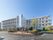 施設は４階建てで建てられており、周りには木々が植えられ、きちんと整備されている。アプローチ部分には屋根が取り付けられている。
