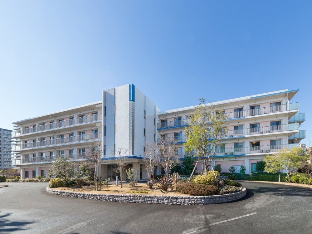 外壁にピンクやブルーといった明るい色調を使用している施設は４階建てで建てられている。建物の周辺には駐車スペースが設けられている。