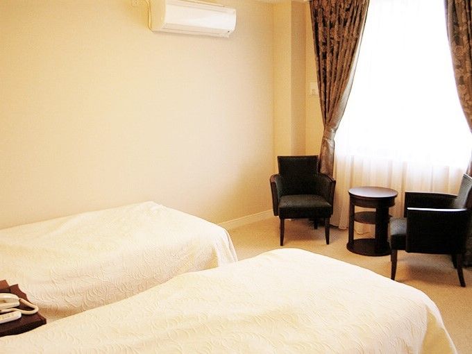 ベッドが二台用意されている、夫婦で利用できるタイプの居室