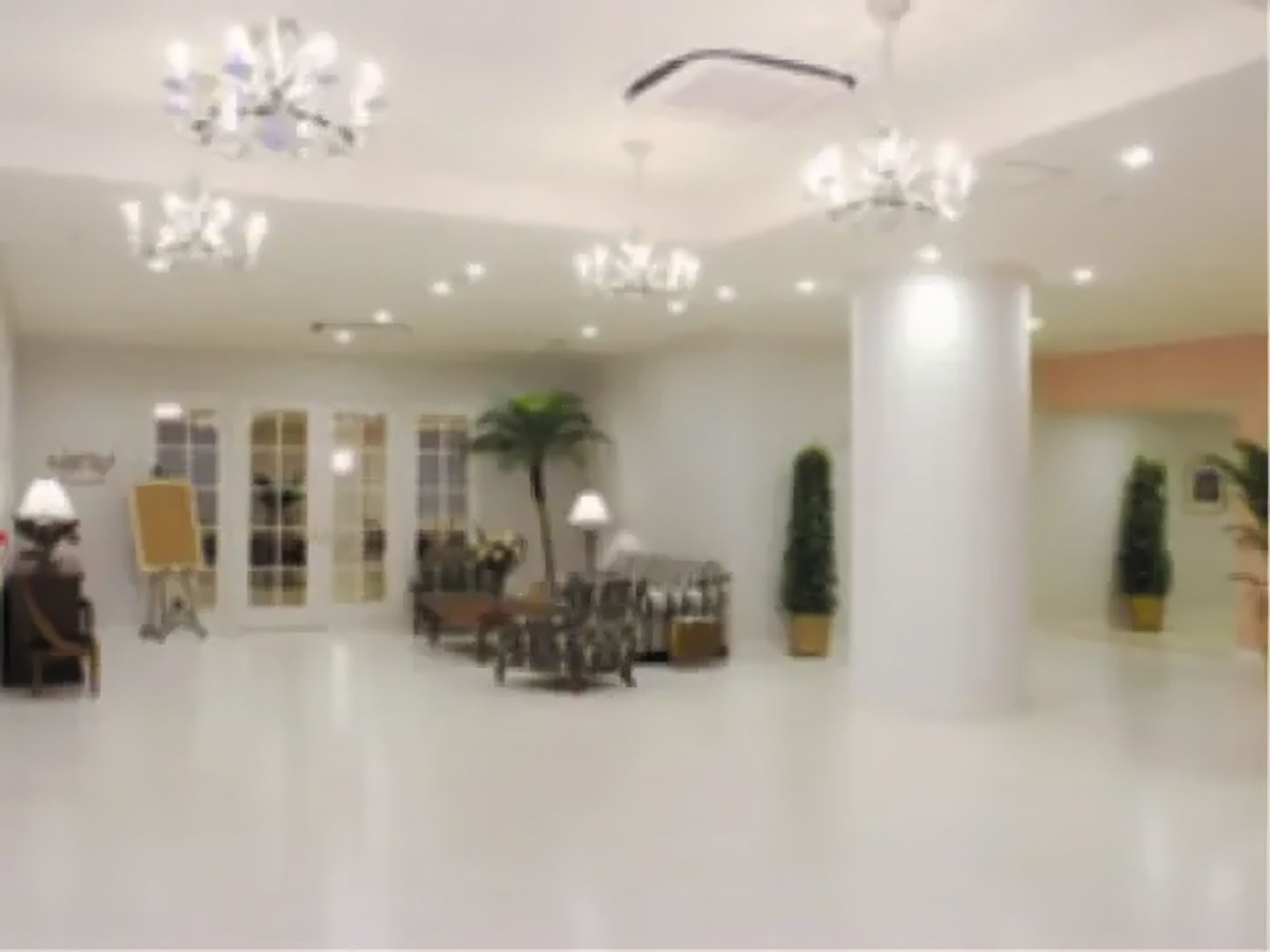 真っ白なホテルのようなエントランスは、バリアフリーである。ソファーを設置しているので、待ち合わせなどにご利用できる。