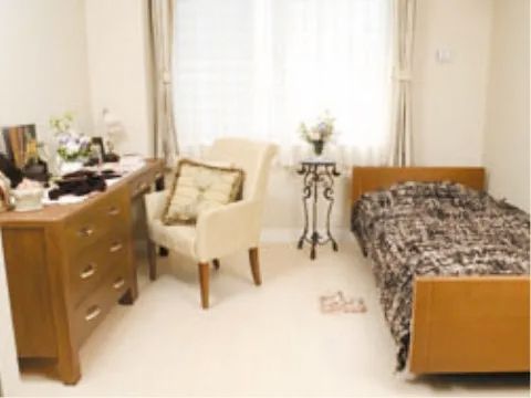 ホテルの一室を思わせるようなおしゃれな居室。窓からは気持ち良い光が差し込むので、健やかに一日を過ごすことができる。