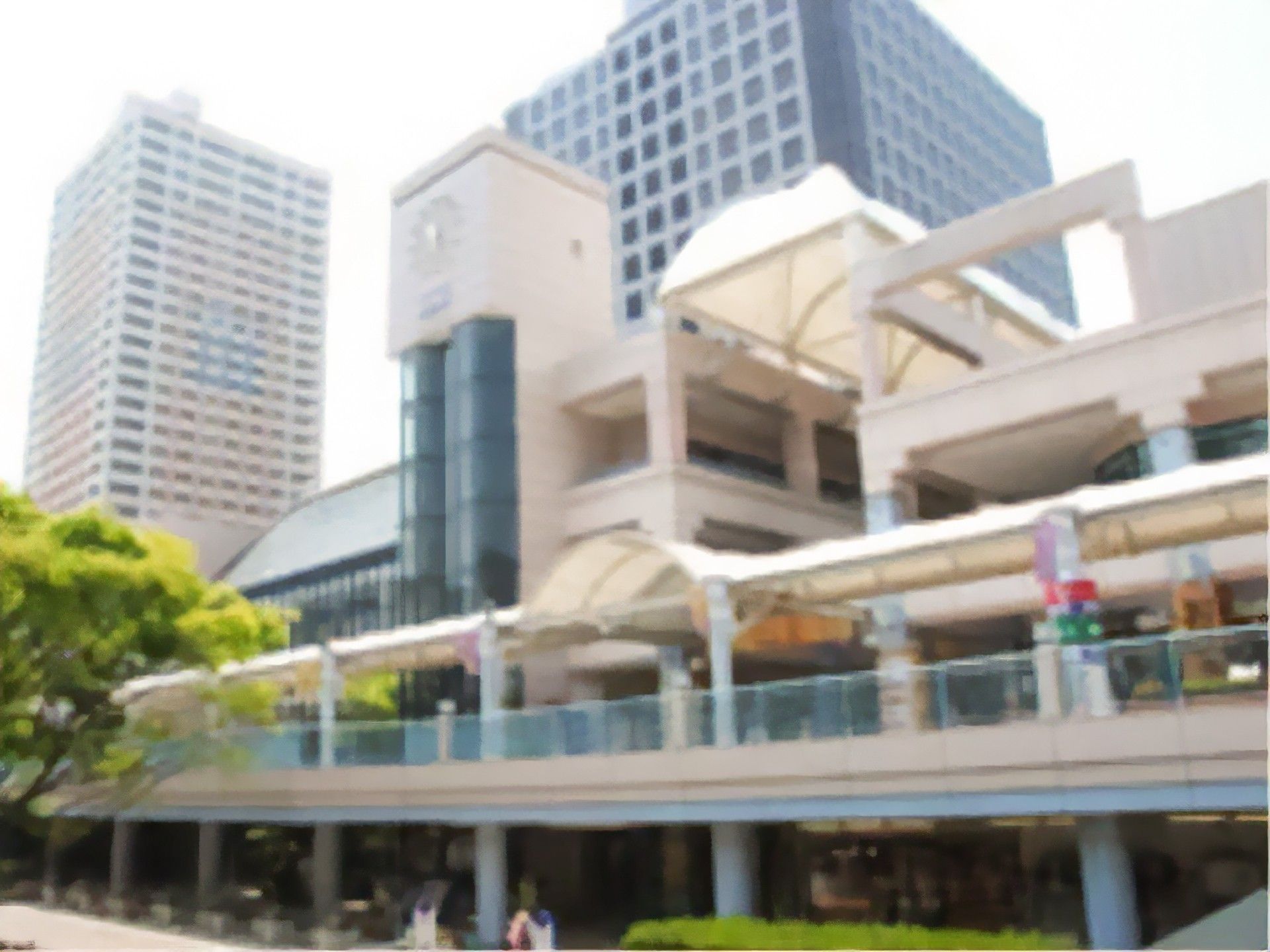 本施設近くにはJRの駅がある。駅の中には、様々なお店が並ぶのでショッピングもできる。各階へはエレベータで移動ができる。