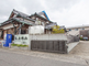 静かな住宅街と運河の風景
