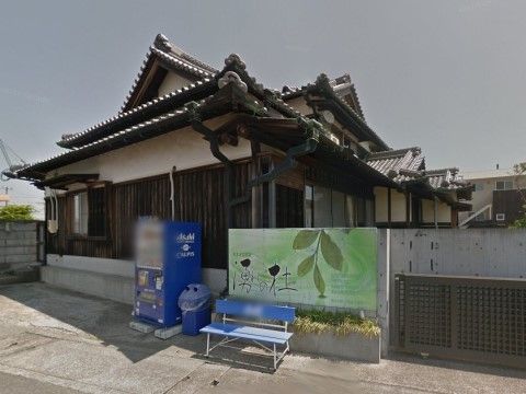 旧家のような瓦屋根が映えている、一軒家風の施設外観