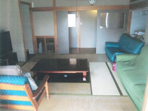 「湧れの杜」の共有スペース。足の低いソファーと椅子である。