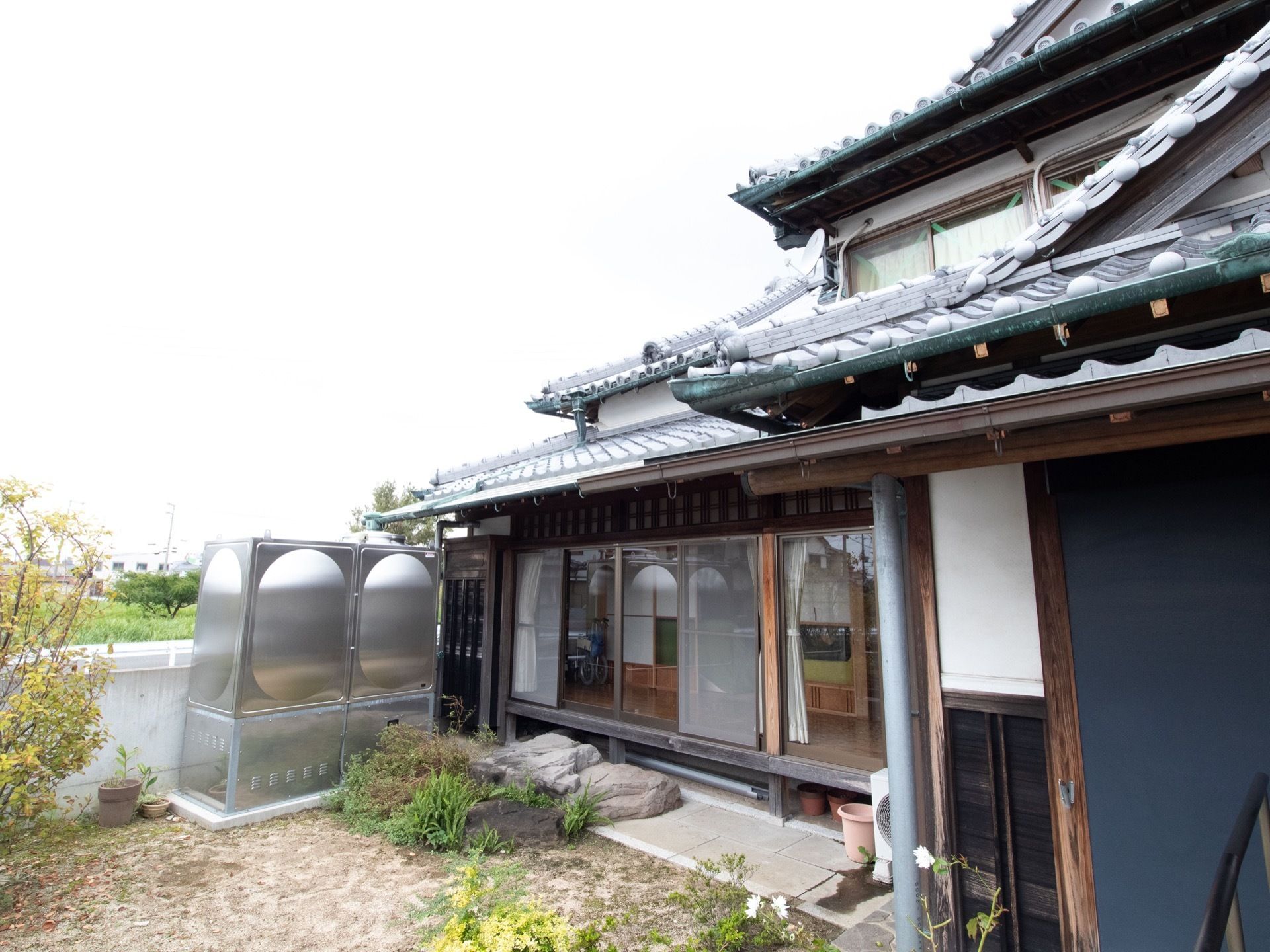 瓦屋根の純和風民家になっている。周りに大きな建物がないので空が広く、明るく開放的である。広い庭がある。