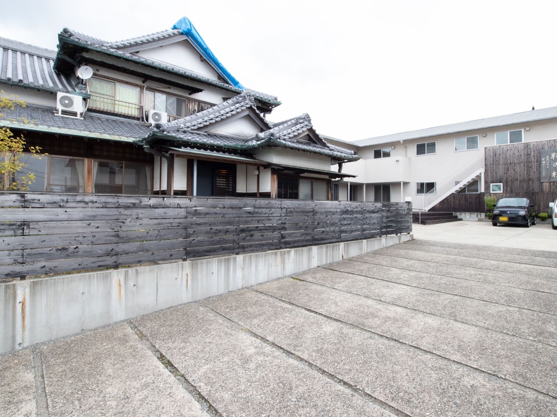 ２階建ての民家づくりになっている。たくさんの窓があり、日差しがたっぷり感じられる。広い駐車場が完備されている。