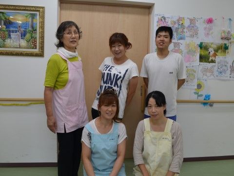 ヒルズ新里のスタッフ。経験の豊富なスタッフが毎日24時間皆様に寄り添って介護いたします。