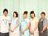 スタッフの集合写真。5名のスタッフが1列に並んで移っている。幅広い年齢層の男女のスタッフ。女性スタッフはエプロンをしている。
